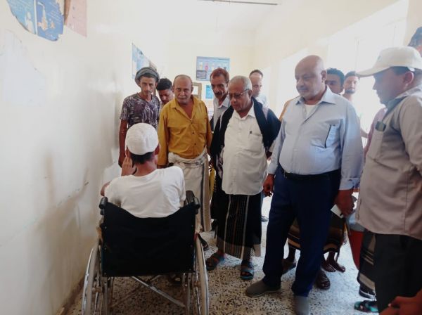 محافظ الحديدة يطلع على مستوى الخدمات الطبية بمستشفى حيس الريفي 