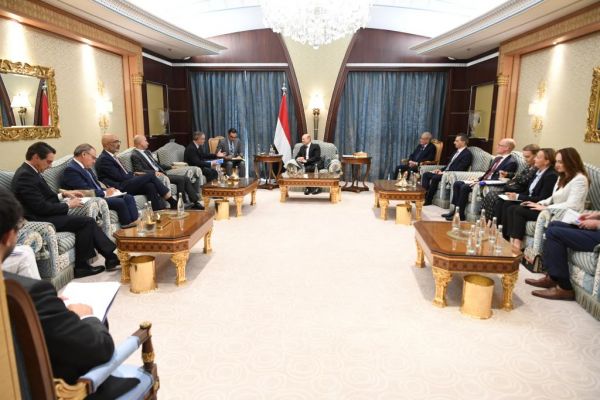 العليمي يضع سفراء الاتحاد الأوروبي أمام التصعيد الحوثي ومخاطرها على الملاحة الدولية
