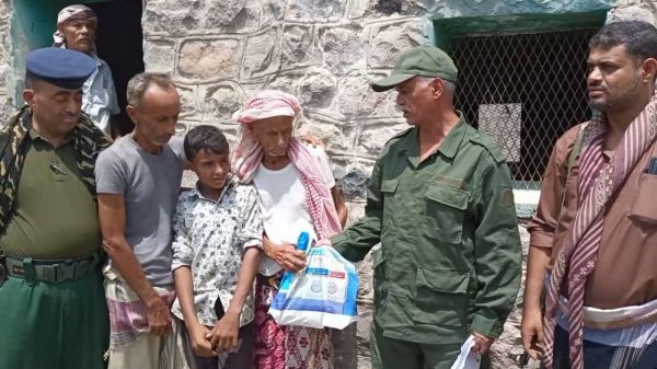 العميد طارق صالح يوجه بتقديم واجب العزاء ومساعدات مالية لأسرة ضحية الخلية الإرهابية الحوثية