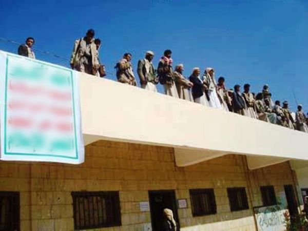 مليشيا الحوثي توجه بتغيير أسماء المدارس الأجنبية والعربية وحظر الرحلات خارج المدن