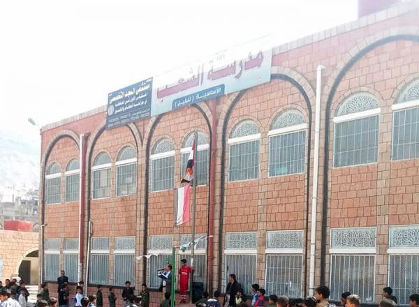 ضربًا بأعقاب البنادق.. مسلحون حوثيون يعتدون على معلم داخل مدرسة في إب 