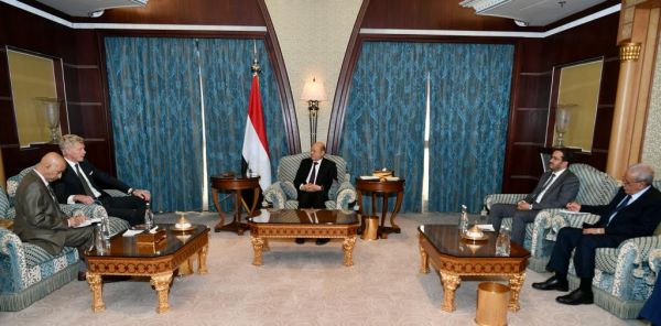 استقبل المبعوث الأممي.. رئيس مجلس القيادة الرئاسي: لا وجود لأي إجراءات تمنع وصول سفن المشتقات إلى وجهتها المحددة بموجب اتفاق الهدنة 
