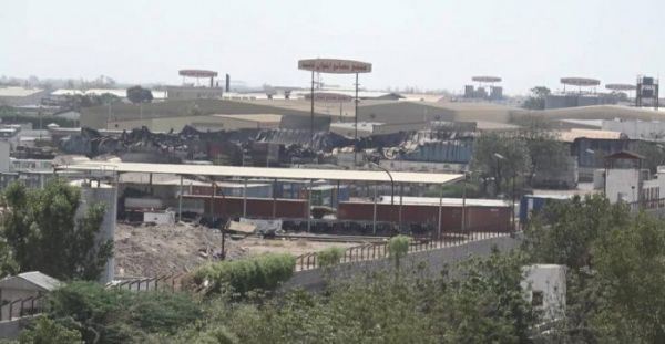 مليشيا الحوثي تعاود قصف مجمع "إخوان ثابت" بمدينة الحديدة