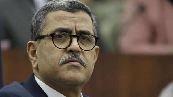 الجزائر.. رئيس الوزراء يعرض  مشروع تعديل الدستور ويصفه بـ"المحطة المفصلية"