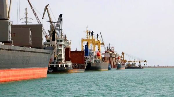بيان حكومي يجدد التأكيد: لا قيود على دخول سفن الوقود إلى ميناء الحديدة والعرقلة من الحوثيين 