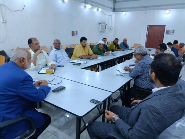 محافظ الحديدة يرأس اجتماعًا لتفعيل الأوعية الإيرادية