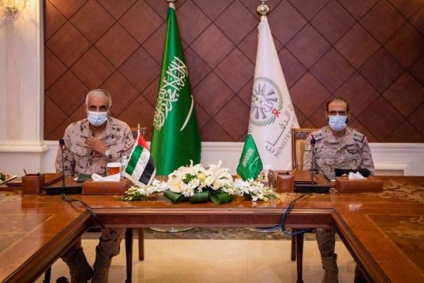 قائد القوات المشتركة يستعرض مع قائد القوات البرية الإماراتية العمليات العسكرية للتحالف في اليمن