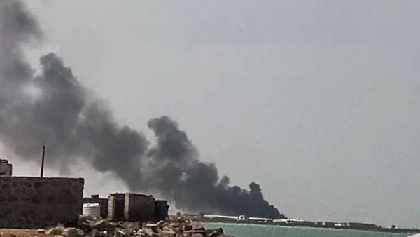 السلطة المحلية في ذو باب: استهداف الحوثيين لميناء المخا انتهاكٌ صارخ لكل المواثيق 