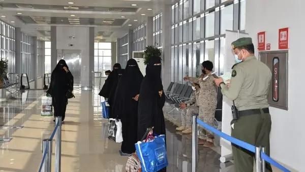 التحالف ينقل 18 يمنياً جواً إلى سقطرى بعد تلقيهم العلاج في المملكة