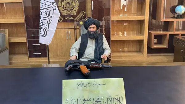 حاملاً رشاشه.. مسؤول بطالبان: زورونا بالمال لا بالسلاح