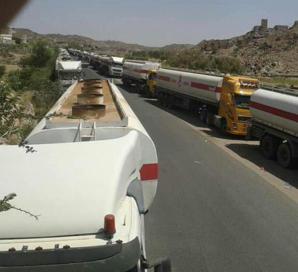 مليشيا الحوثي تحتجز عشرات القاطرات المحملة بالمشتقات النفطية بنقطة تابعة لها بالبيضاء