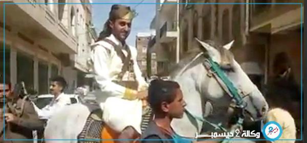 عريس في صنعاء يُزف على الخيل نتيجة أزمة الوقود المفتعلة