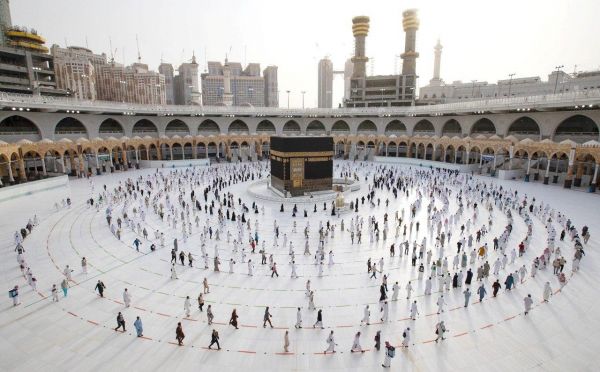 السعودية تعلن السماح بأداء العمرة والزيارة وفق مراحل تدريجية