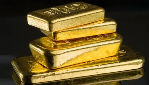 الدولار القوي يهبط بأسعار الذهب لأدنى مستوى في عامين