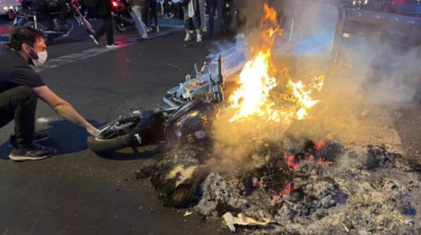 طهران تُقر بمقتل 41 شخصاً واعتقال المئات منذ وفاة مهسا أميني