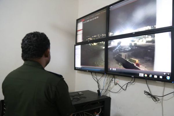 بدعم من العميد طارق صالح.. مدير شرطة الحديدة يدشن المرحلة الثانية من نظام المراقبة في الخوخة 