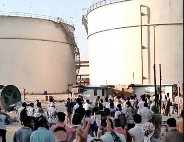 عمال شركة النفط الإيرانية: إذا لم ينتهِ قتل المواطنين فسنضرب عن العمل