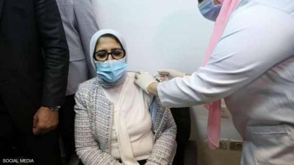 وزيرة الصحة المصرية تتلقى لقاحا ضد كورونا