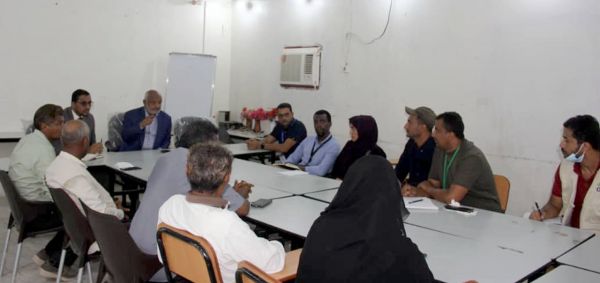 محافظ الحديدة يوجه بتشكيل لجنة طوارئ لمواجهة الأمراض والأوبئة المنتشرة بالمحافظة