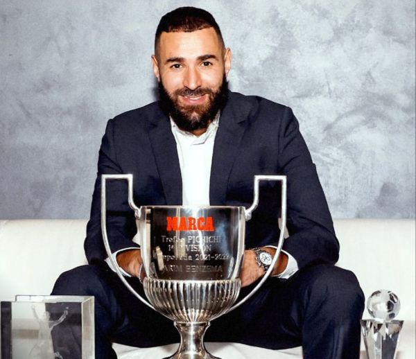 كريم ​بنزيما​ يتوج بثلاث جوائز دفعة واحدة
