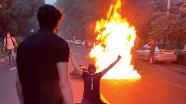 مسلحون يهاجمون مركزاً للشرطة في زاهدان الإيرانية