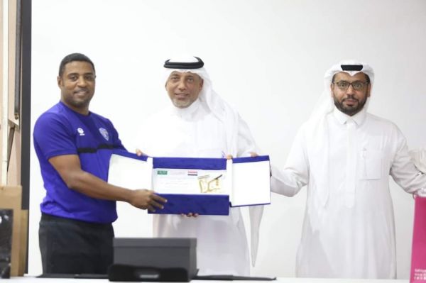 " رأس تنورة " السعودي يقيم حفل وداع للمدرب اليمني الزريقي