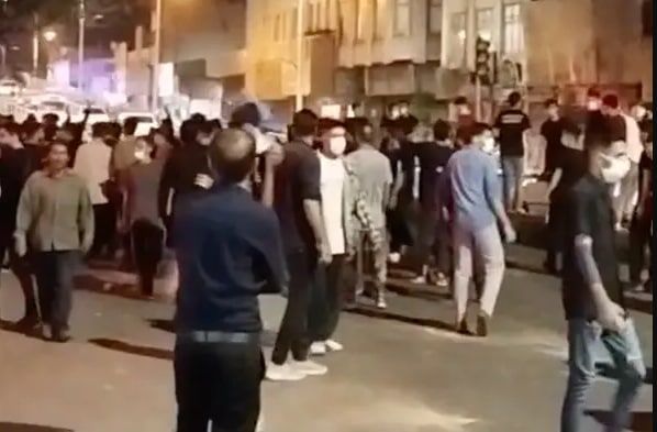 استمرار الاحتجاجات العامة في إيران.. وخروج المتظاهرين إلى شوارع الأهواز وأردبيل
