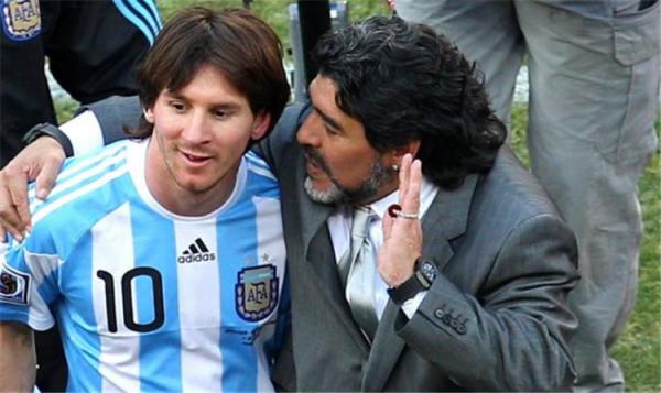 ماردونا ينصح ميسي بالرحيل عن المنتخب