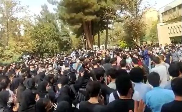 الخناق يضيق على النظام الإيراني.. ومظاهرات حاشدة في الجامعات تدعو لطرد الملالي