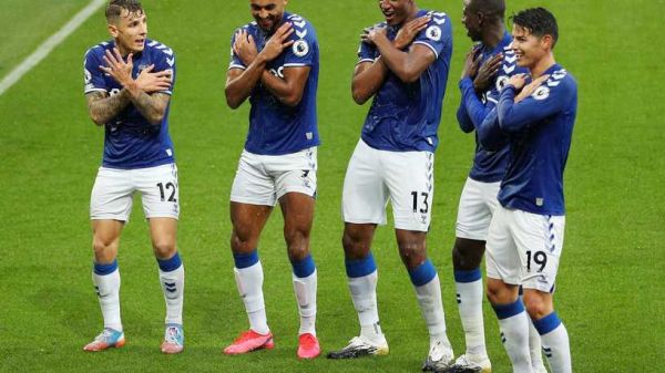 إيفرتون يواصل انطلاقته القوية وينفرد بصدارة الدوري الإنجليزي