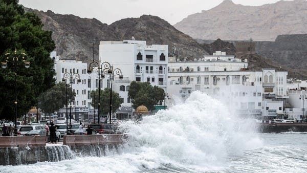 مشهد مخيف لاجتياح السيول المناطق السكنية في مسقط