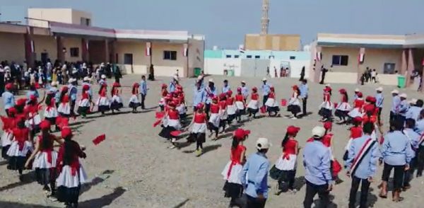 من مدرسة الشهيد الزوكا بالمخا.. لوحة ثورية يسطّرها جيل ترعرع في كنف النضال 