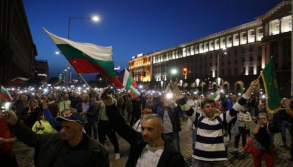 "مافيا".. آلاف يتظاهرون لمطالبة حكومة بلغاريا بالاستقالة