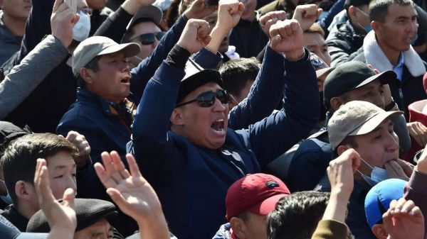 مصادر إعلامية: فوضى سياسية في قرغيزستان والفصائل تتصارع على رئاسة الحكومة