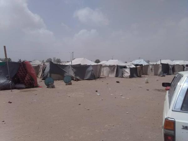 فريق طبي في مخيم نازحين بلحج لتفادي تطور أمراض وبائية