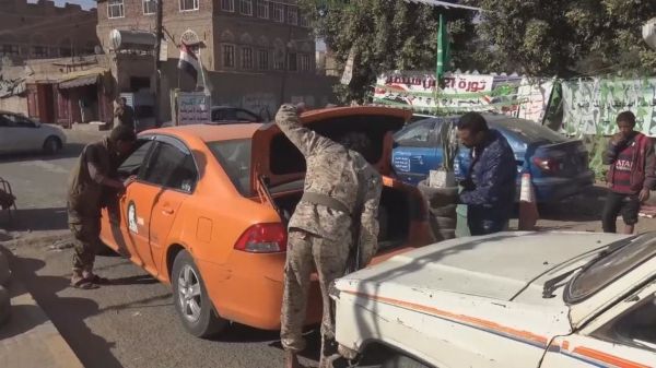 المقطري: نقاط تفتيش للحوثيين تجبر مسافرين على خلع ملابسهم وتنهب أموالهم 