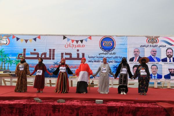 برعاية سياسي المقاومة الوطنية.."بندر المخا" يوزع البسمة في وجوه الجماهير بفقرات متنوعة 