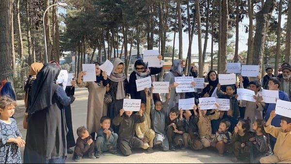 أفغانيات يطالبن بفتح المدارس للإناث.."صمت العالم مخزٍ"	