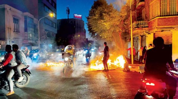 متظاهرات ترددن : الحرس الثوري .. أنتم داعشنا "..إيران تتوجس من توسع "إضرابات البازار"