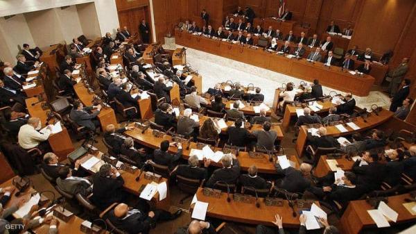 لبنان.. ناشطون يقتحمون البرلمان 