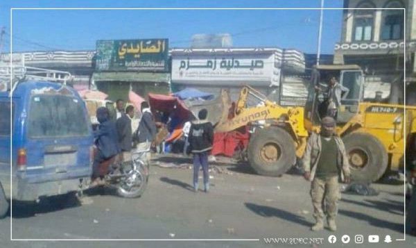 إبداعات النهب الحوثي.. جرف "بسطات" باعة الأرصفة بذمار والتأجير بالمِتر