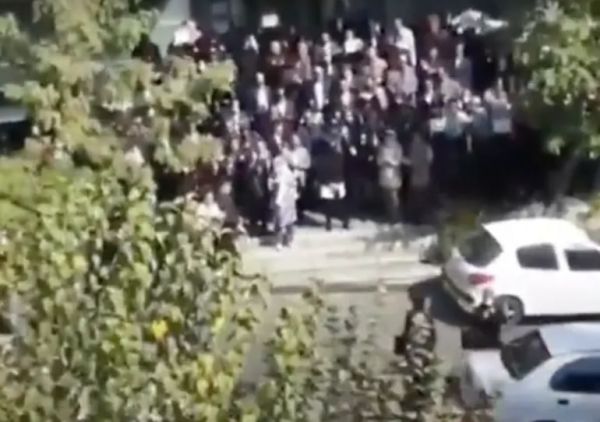 بعد مظاهرة احتجاجية أمام النقابة.. الأمن يهاجم المحامين في طهران بالغاز المسيل للدموع