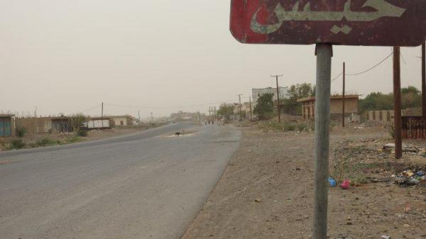 ضبط عنصر حوثي أثناء محاولته زرع عبوة ناسفة في الطريق العام بحيس