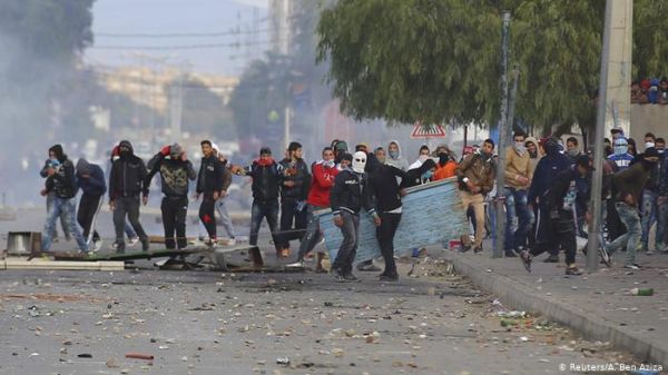 رئيس الحكومة التونسية يقيل والي القصرين عقب حادثة " الكشك"