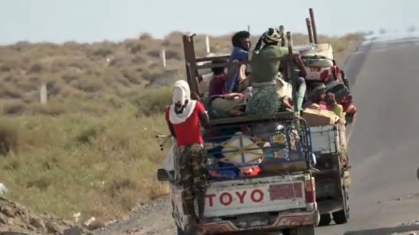 فيديو| الحديدة.. نزوح عائلات من حي منظر جراء القصف الحوثي على المنازل 