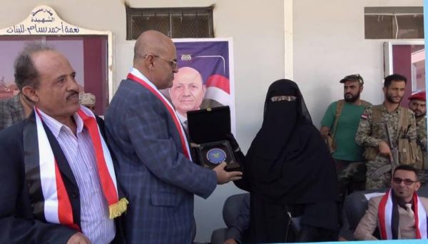 تعز.. تكريم مدرسة الشهيدة "نعمة رسام" بدرع المقاومة الوطنية وتوجيهات من العميد طارق صالح بإعادة تأهيلها عبر الخلية الإنسانية 