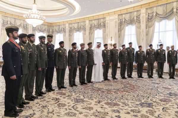 محمد بن زايد يقلد عددا من منتسبي القوات المسلحة أوسمة "المجد" و"الإمارات"
