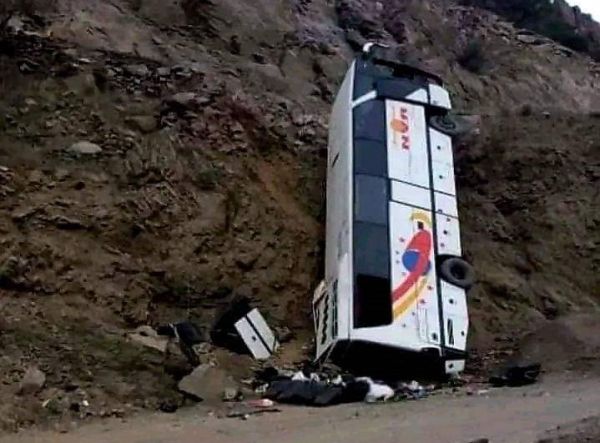 جانب من آثار إغلاق الحوثيين للطرق الرئيسية.. وفاة وإصابة أكثر من 40 مسافرًا بسقوط حافلة نقل جماعي