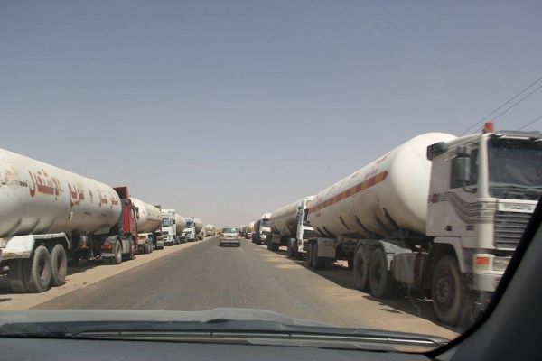 وساطة قبَلية تنجح في عودة حركة ناقلات النفط بين مأرب وشبوة بعد توقفها لأكثر من شهر