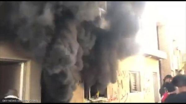 موالون للحشد الشعبي يحرقون مقار الديمقراطي الكردستاني ببغداد